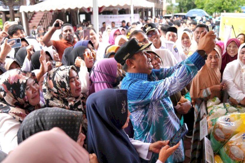 Pj Gubernur Salurkan Bantuan Pangan Untuk Warga Miskin Di Takalar ...