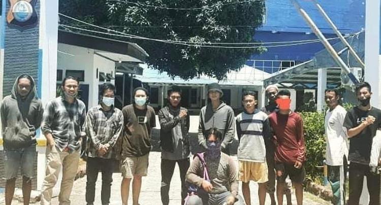 12 mahasiswa, nelayan, dan aktivis lingkungan akhirnya dibebaskan oleh Direktrorat Polairud Polda Sulsel, Minggu 13 September 2020 siang tadi. (Ist)