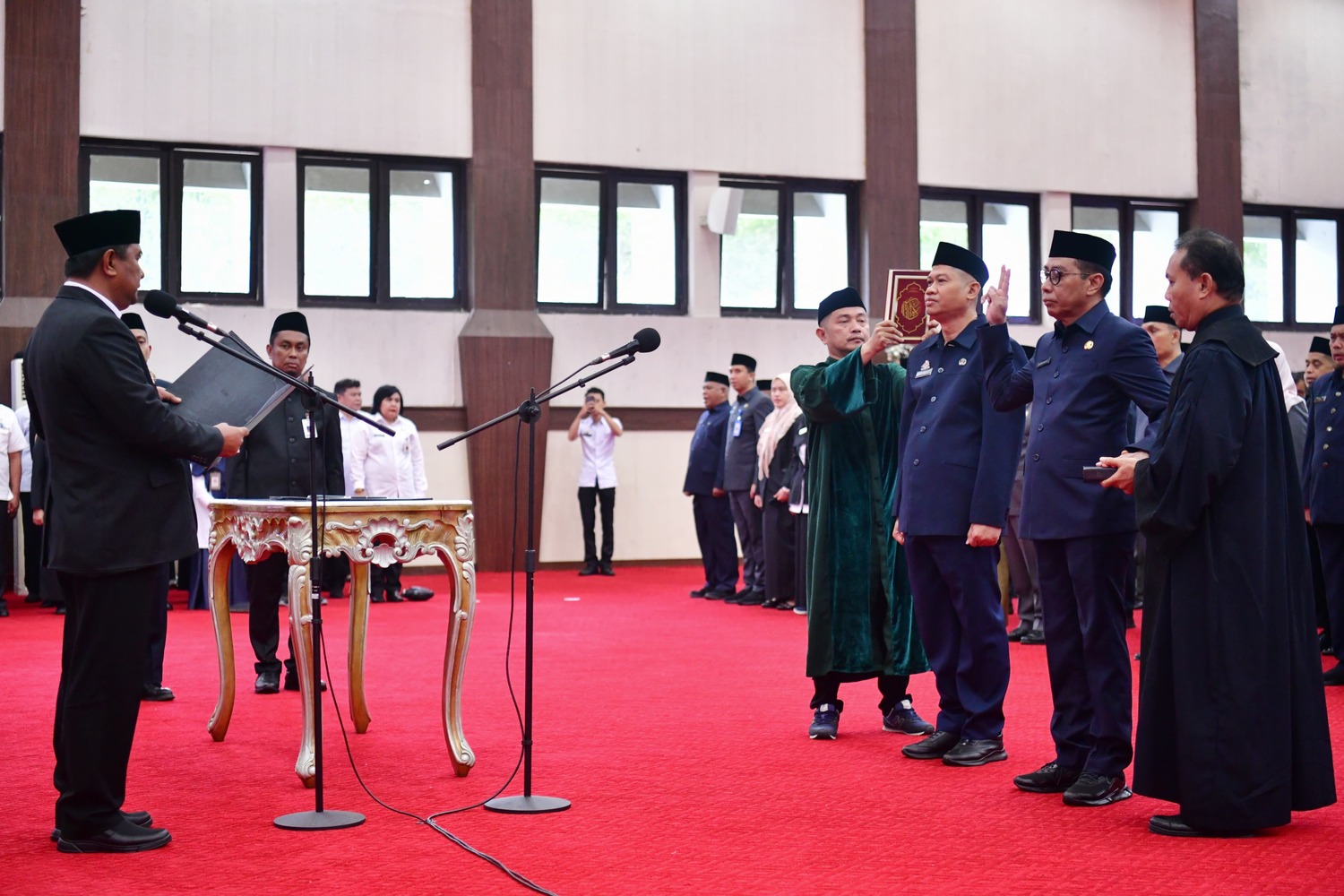 Pj Gubernur Sulsel Bahtiar Baharuddin melantik dan mengambil sumpah sejumlah pejabat di Kantor Gubernur, Rabu 24 April 2024. (Ist)