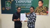 Ical menerima surat tugas dari PKB untuk maju di Pilwali Makassar 2020. (Ist)