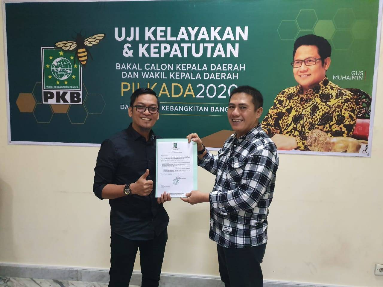 Ical menerima surat tugas dari PKB untuk maju di Pilwali Makassar 2020. (Ist) Ical menerima surat tugas dari PKB untuk maju di Pilwali Makassar 2020. (Ist)