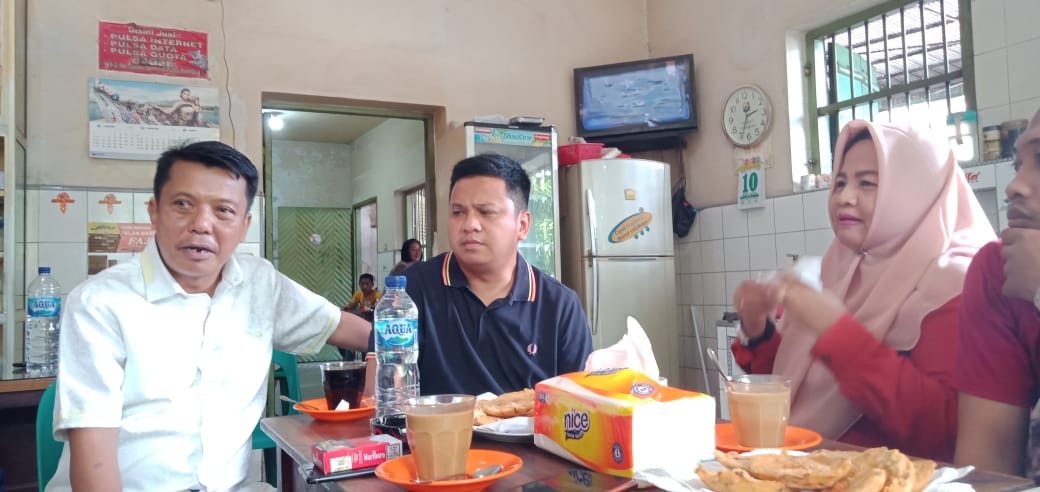 Zunnun Nurdin Halid bersama Sekretaris Golkar Makassar Wahab Tahir saat ngopi bareng di salah satu warkop di Makassar, Selasa 10 Maret 2020. (Ist)
