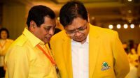 Ketua DPP Partai Golkar Airlanga Hartarto bersama Nurdin Halid. (Int)