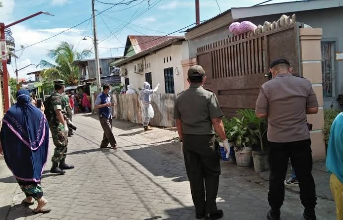 Suasana saat sterilisasi di Jalan Rajawali 3 Makassar. (Ist)