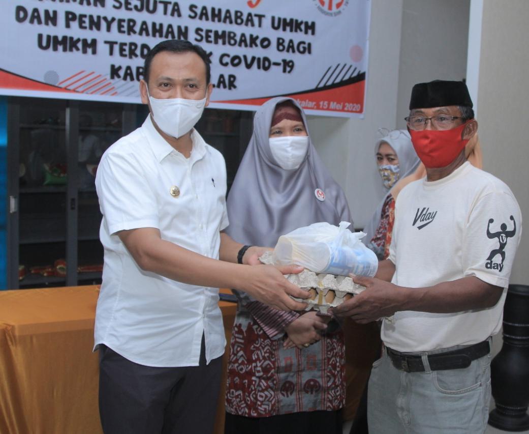 Bapati Talalar saat menyerahkan bantuan kepada warga terdampak Covid 19. (Ist)