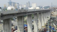 Pembangunan proyek jalan Tol Layang AP Pettarani, Makassar, Sulawesi Selatan terus dikebut di tengah pandemi virs corona atau Covid 19. (Int)