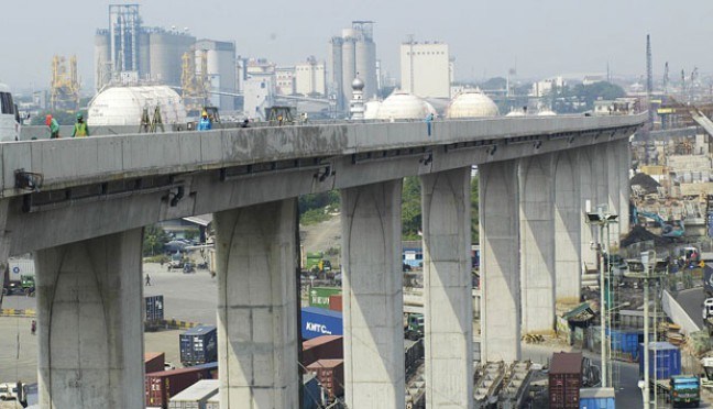 Pembangunan proyek jalan Tol Layang AP Pettarani, Makassar, Sulawesi Selatan terus dikebut di tengah pandemi virs corona atau Covid 19. (Int)