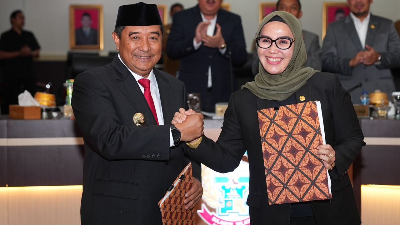 Pj Gubernur Sulsel Bahtiar Baharuddin bersama Ketua DPRD Andi Ina Kartika Sari saat penetapan APBD Pokok 2024, Senin 6 November 2023 malam. (Ist)