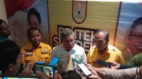 Ketua Golkar Sulsel Taufan Pawe didampingi Ketua Fraksi Golkar Sulsel Rahman Pina saat wawancara dengan wartawan di Hotel Mercure, Minggu 10 Desember 2023. (Manifesto.id)