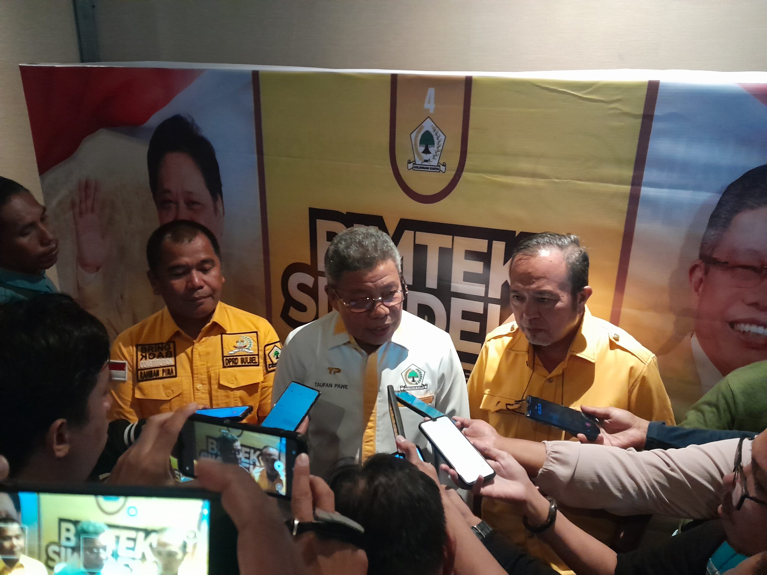 Ketua Golkar Sulsel Taufan Pawe didampingi Ketua Fraksi Golkar Sulsel Rahman Pina saat wawancara dengan wartawan di Hotel Mercure, Minggu 10 Desember 2023. (Manifesto.id)