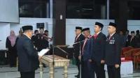 2026-04-24-Mohammad-Firdaus-Daeng-Manye-saat-melantik-pejabat