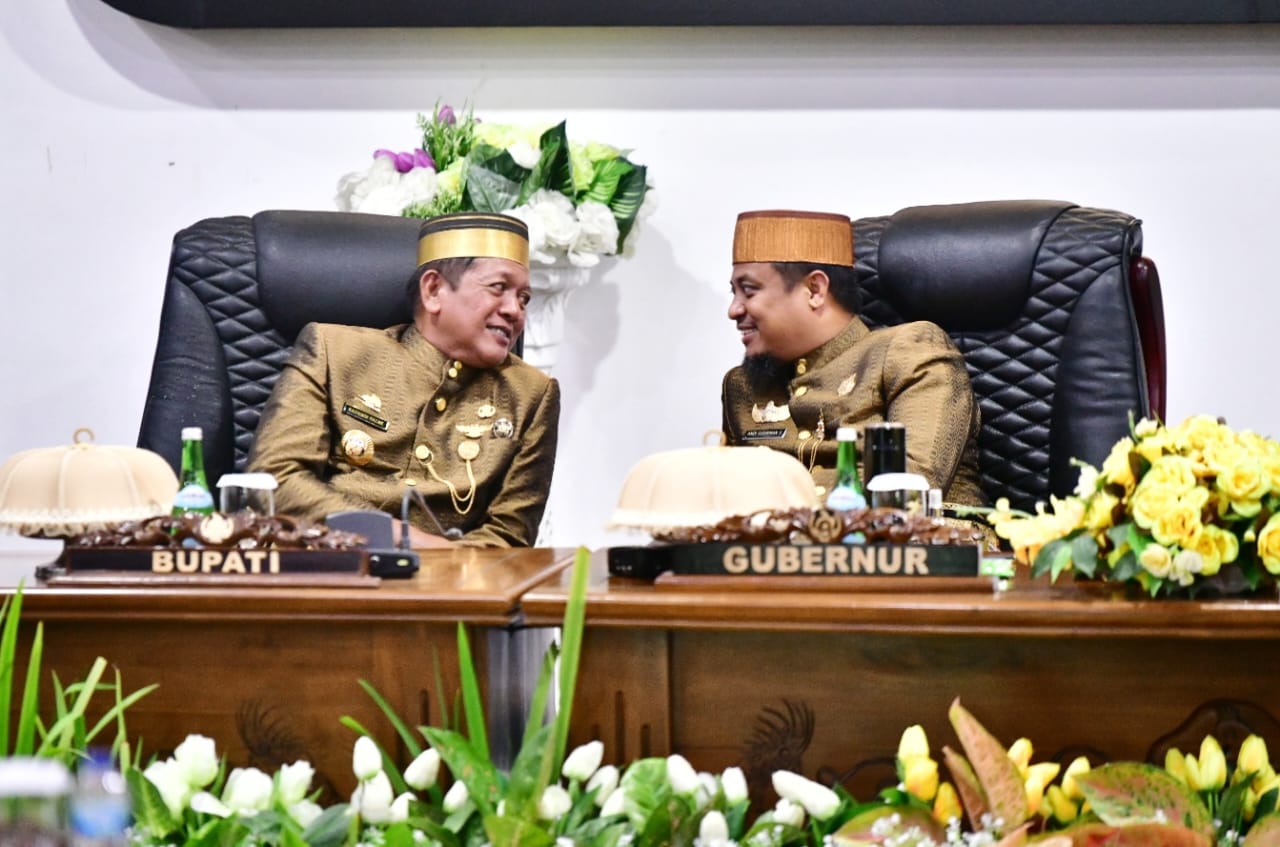 Gubernur Sulsel Andi Sudirman bersama Bupati Soppeng Andi Kaswadi Razak. (Ist)