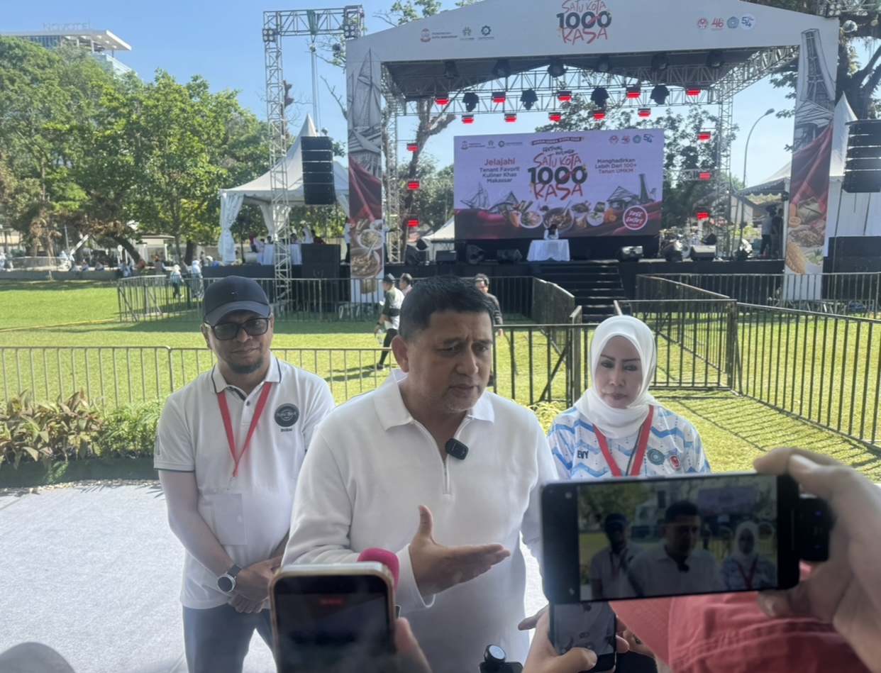 Wali Kota Makassar, Munafri Arifuddin, menegaskan komitmen Pemerintah Kota Makassar dalam memperkuat sektor usaha mikro, kecil, dan menengah (UMKM) melalui berbagai upaya pembinaan, kemudahan perizinan, hingga perluasan akses pasar di acara UMKM Dekra EXPO 2026