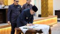 Penandatanganan Nota Kesepahaman antara Wali Kota Makassar Moh Ramdhan Pomanto mewakili Pemkot Makassar bersama Wakil Ketua DPRD Kota Makassar Adi Rasyid Ali tentang pengesahan KUA-PPAS APBD-P 2024 dalam Rapat Paripurna, Minggu (25/8/2024) malam. (foto: istimewa)