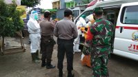 Aparat gabungan TNI, Polri, dan Dinkses Takalar menjemput pasien positif, MS, 52 di Bontolebang, Galesong Utara, Takalar, Senin 25 Mei 2020. (Ist)