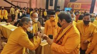 Ketum Golkar Airlangga Hartarto saat bertemu dengan Ketua DPD I Golkar Sulsel Taufan Pawe beberapa waktu lalu. (Ist)