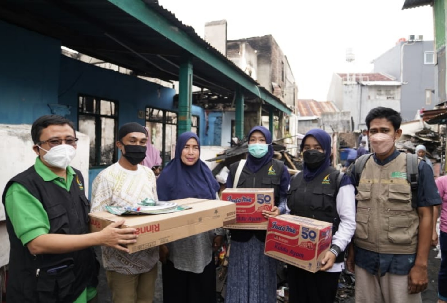 Andalan Peduli di lokasi kebakaran di jalan Pandang, Panakkukkang, Sabtub 16 April 2022. (IST) Andalan Peduli di lokasi kebakaran di jalan Pandang, Panakkukkang, Sabtub 16 April 2022. (IST).jpg