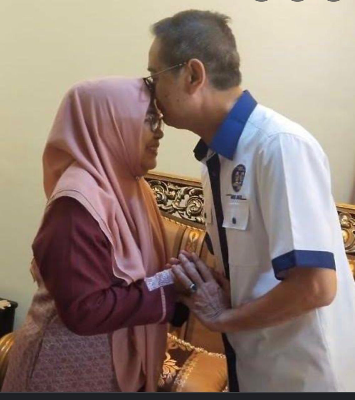 Andi Harmil Mattotorang bersama istri. (Ist)