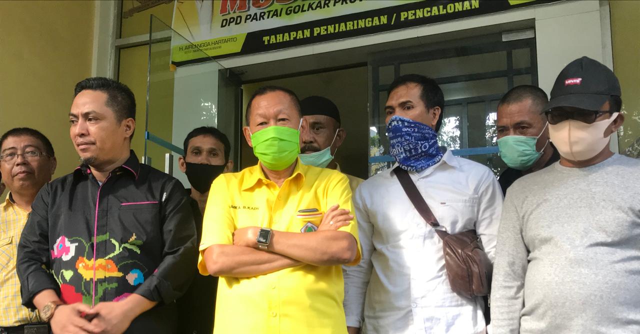 Anggota DPR RI Hamka B Kady usai menyerahkan surat dukungan ke panitia Musda Golkar Sulsel, Sabtu 25 Juli 2020. (Manifesto)