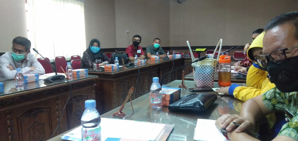 Anggota DPRD Palopo mendengarkan penjelasan Kadis Kesehatan dr Rahmawati terkait penanganan Covid 19, Jumat 25 September 2020. (Ist)