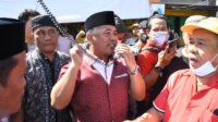 Anggota DPRD Sulsel Rahman Pina saat menemui warga yang melakukan unjuk rasa mendesak perbaikan jalan Antang Raya beberapa waktu lalu. (Ist) Anggota DPRD Sulsel Rahman Pina saat menemui warga yang melakukan unjuk rasa mendesak perbaikan jalan Antang Raya beberapa waktu lalu. (Ist).jpg