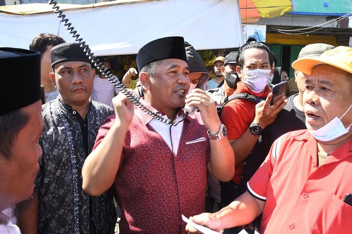 Anggota DPRD Sulsel Rahman Pina saat menemui warga yang melakukan unjuk rasa mendesak perbaikan jalan Antang Raya beberapa waktu lalu. (Ist).jpg