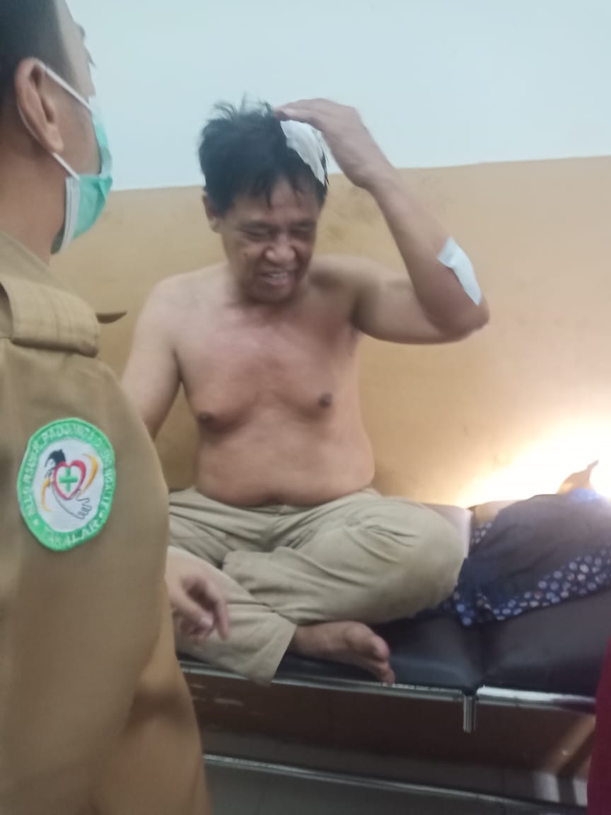 Anggota DPRD Takalar Johan Nojeng harus dirawat di RSUD Takalar usai terkena hantaman double stik milik Ketua Fraksi Takalar Hebat Andi Noor Zaelan, Senin 3 Mei 2021. (Ist) Anggota DPRD Takalar Johan Nojeng harus dirawat di RSUD Takalar usai terkena hantaman double stik milik Ketua Fraksi Takalar Hebat Andi Noor Zaelan, Senin 3 Mei 2021. (Ist)