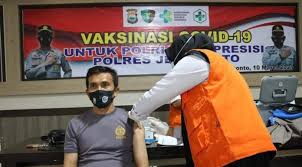 Anggota Polres Jeneponto sedang disuntik vaksin Covid 19, Rabu 10 Maret 2021. (Ist)