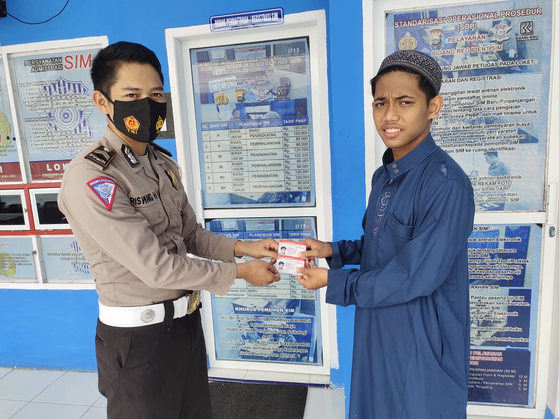Anggota Polres Takalar kembali menyerahkan SIM gratis kepada penghafal Al-Quran, Jumat , 9 Juli 2021. (Ist) Anggota Polres Takalar kembali menyerahkan SIM gratis kepada penghafal Al-Quran, Jumat , 9 Juli 2021. (Ist)