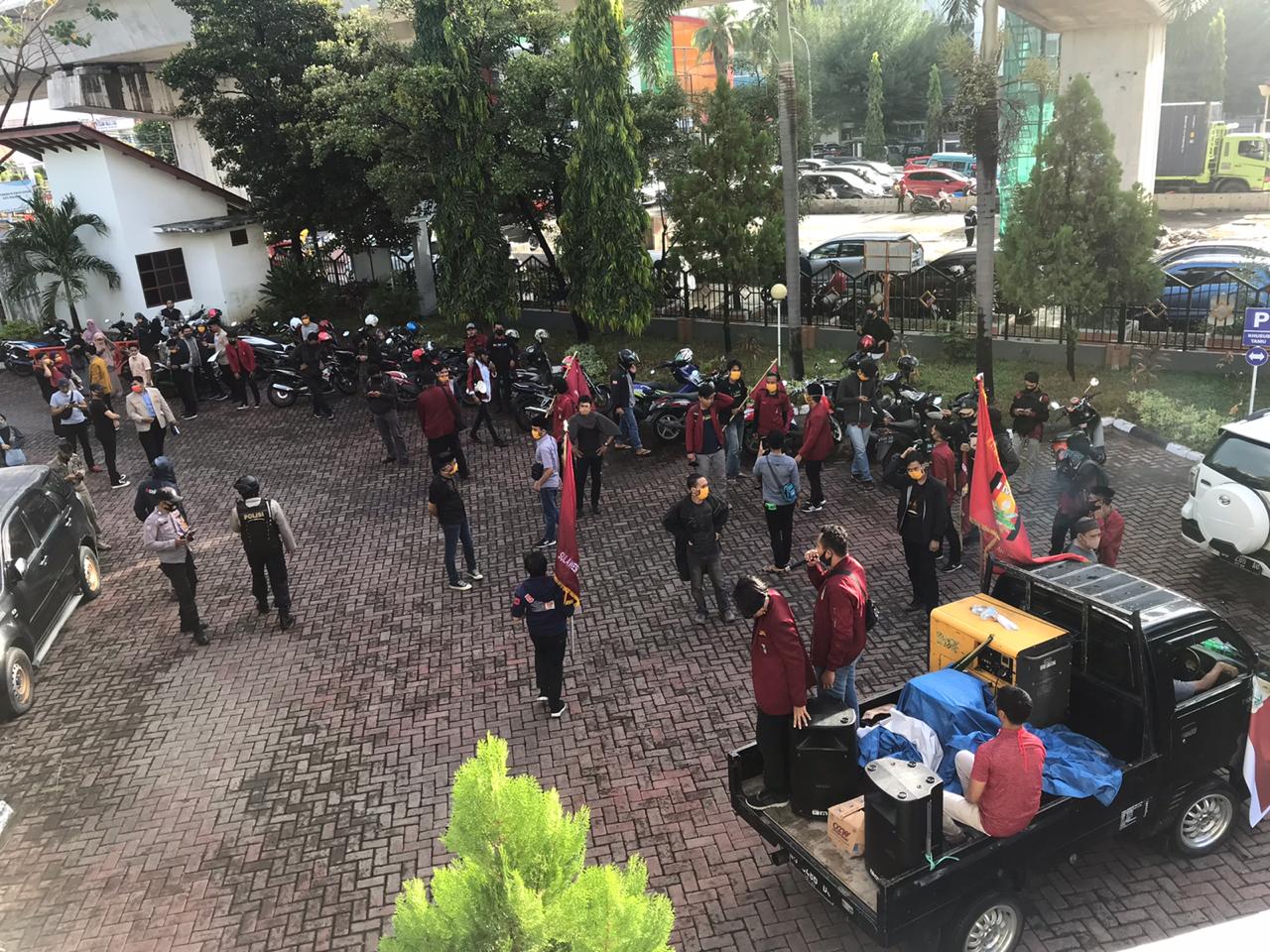 Angkatan Muda Muhammadiyah (AMM) menggelar aksi penolakan RUU Haluan Ideologi Pancasila (HIP) di DPRD Makassar, Jumat 17 Juli 2020. (Manifesto)