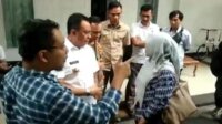 Asisten 1 Pemkot Makassar M Sabri (putih tengah) saat aksi marah- marah di Pemkot Makassar beberapa waktu lalu. (int)