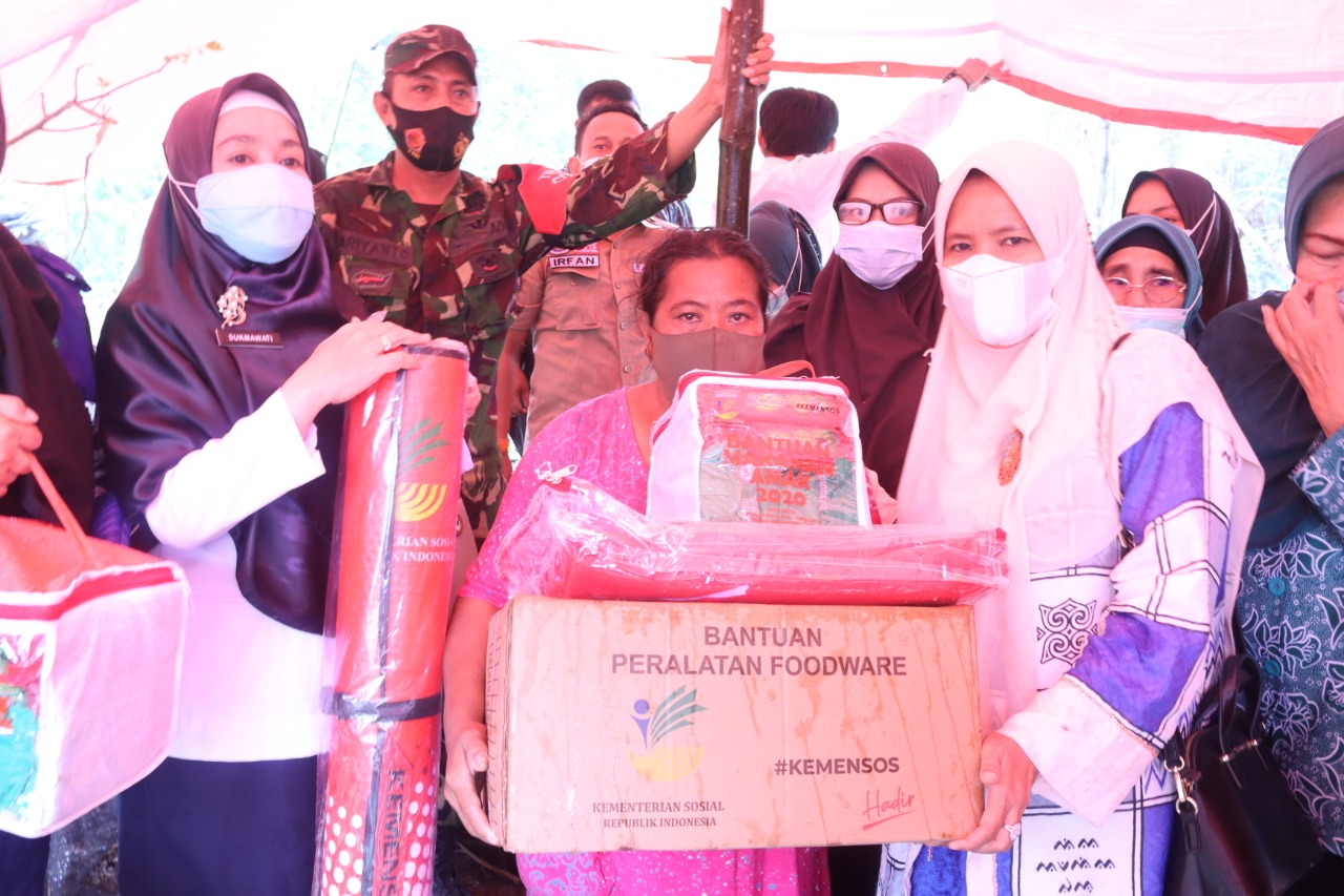 Bantuan untuk korban angin puting beliung di Polesl. (Ist)