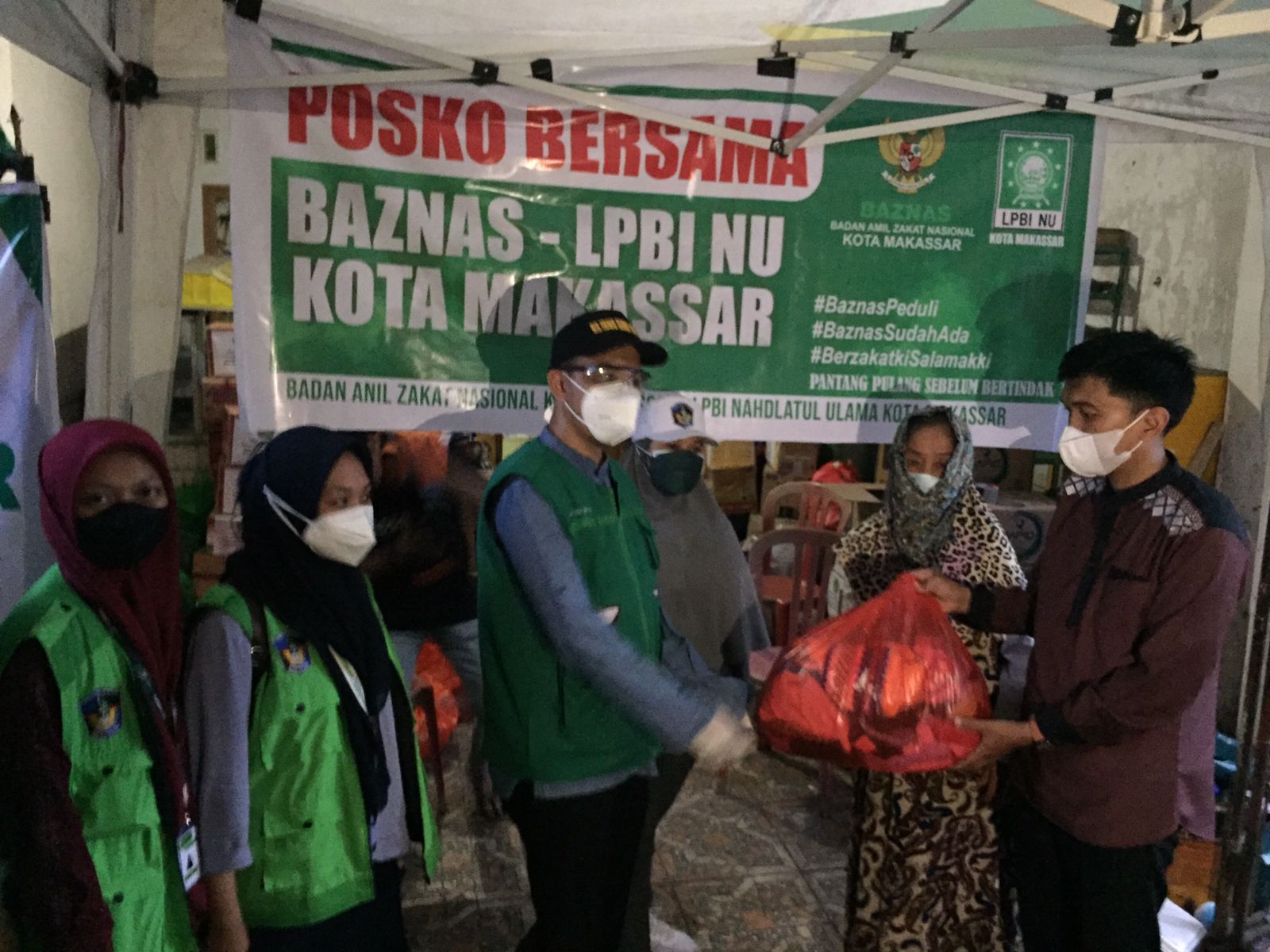 Baznas Makassar dan LPBI NU Makassar hingga hari keempat pasca kebakaran di Jongaya terus siaga di lokasi, Sabtu 14 Agustus 2021. (Ist)