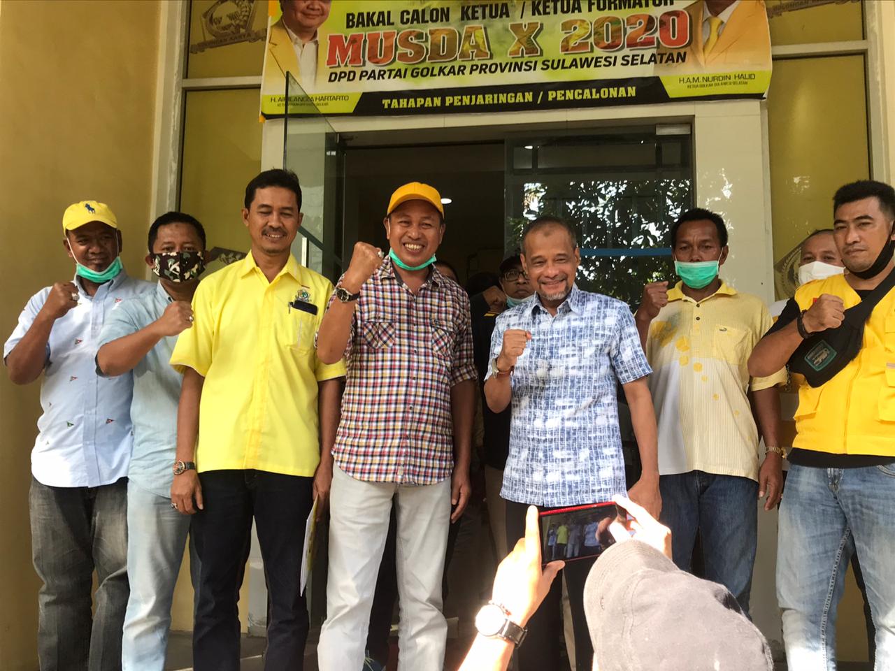 Bupati Pangkep didampingi Kadir Halid memasukkan surat dukungan ke panitia Musda Golkar Sulsel, Minggu 25 Juli 2020. (Manifesto)
