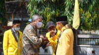 Bupati Pinrang Irwan Hamid bersalaman dengan Ketua DPD I Golkar Sulsel Taufan Pawe di sela musda Golkar Pinrang, Minggu 25 April 2021. (Ist)