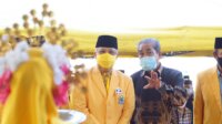 Bupati Sidrap Dollah Mando berbincang dengan Ketua DPD I Partai Golkar Sulsel Taufan Pawe di sela Musda Golkar Sidrap, Minggu 25 April 2021. (Ist)