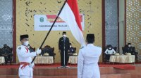 Bupati Takalar H. Syamsari, S.Pt, M.M mengukuhkan pasukan pengibar bendera dalam rangka HUT ke-76 RI, 17 Agustus 2021 besok.