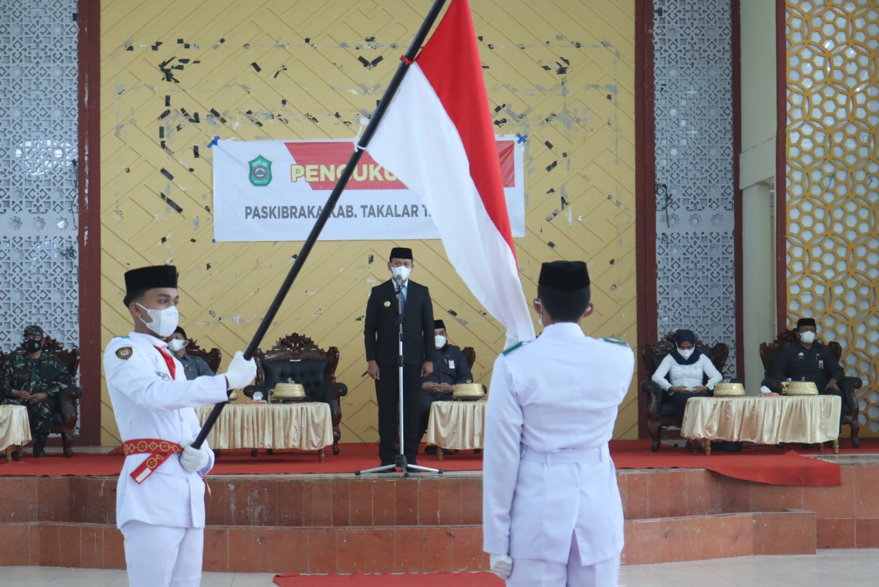 Bupati Takalar H. Syamsari, S.Pt, M.M mengukuhkan pasukan pengibar bendera dalam rangka HUT ke-76 RI, 17 Agustus 2021 besok. (Dok) Bupati Takalar H. Syamsari, S.Pt, M.M mengukuhkan pasukan pengibar bendera dalam rangka HUT ke-76 RI, 17 Agustus 2021 besok.