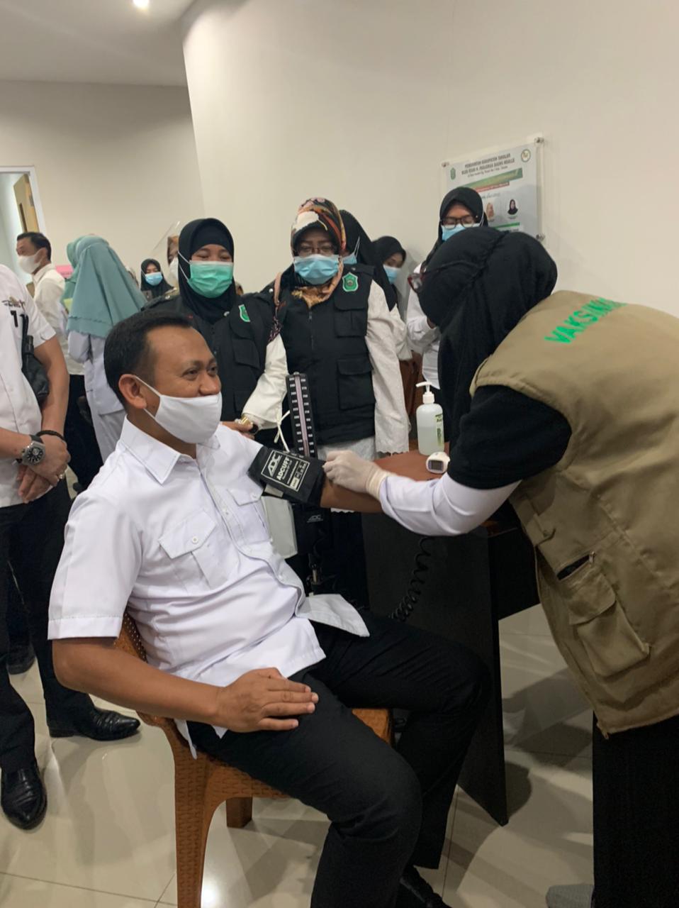 Bupati Takalar Jalani vaksinasi Covid 19 di RSUD Haji Padjonga Daeng Ngalle, Rabu 1 Februari 2021. (Ist) Bupati Takalar Jalani vaksinasi Covid 19 di RSUD Haji Padjonga Daeng Ngalle, Rabu 1 Februari 2021. (Ist)