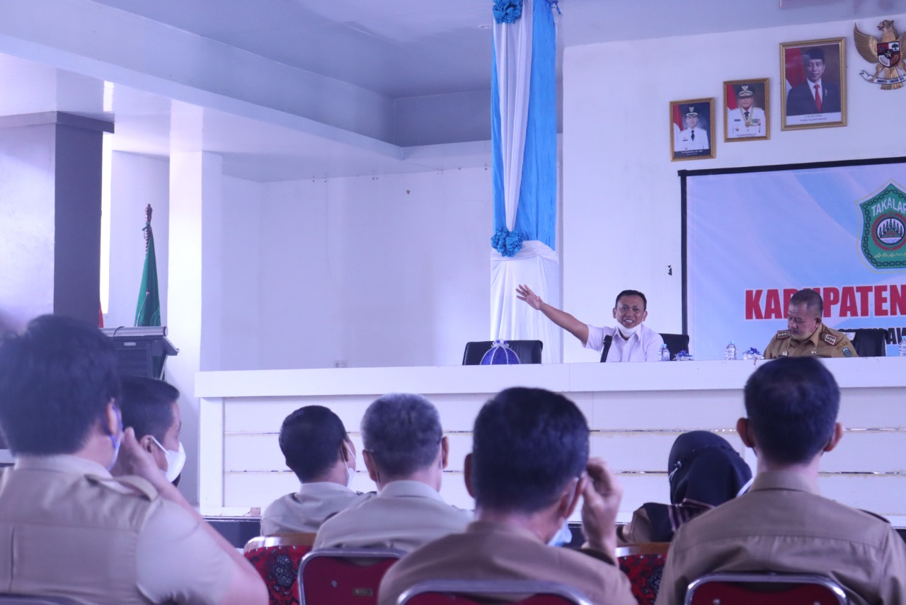 Bupati Takalar Syamsari Kitta berbicara di depan pimpinan OPD, Senin 7 Juni 2021. (Ist)