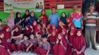 Bupati Takalar Syamsari Kitta berfoto bersama murid dan guru di salah satu SD di Galesong, Kamis 4 Agustus 2022. (Ist)