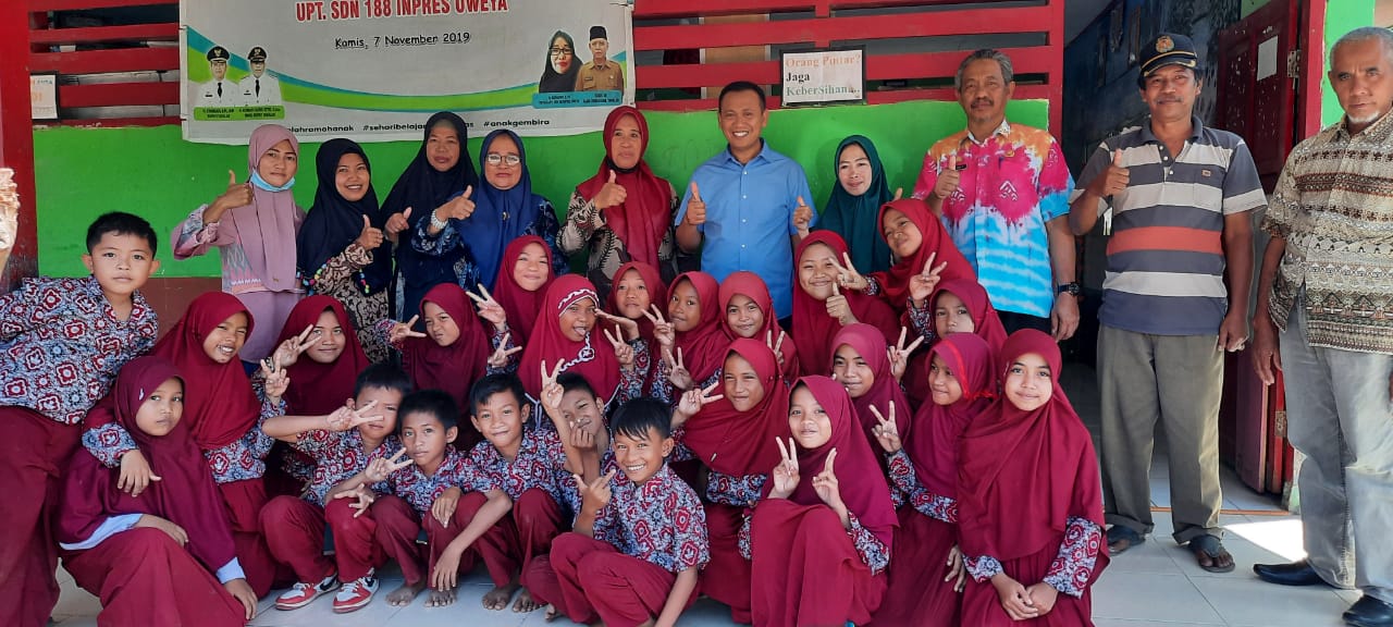 Bupati Takalar Syamsari Kitta berfoto bersama murid dan guru di salah satu SD di Galesong, Kamis 4 Agustus 2022. (Ist)