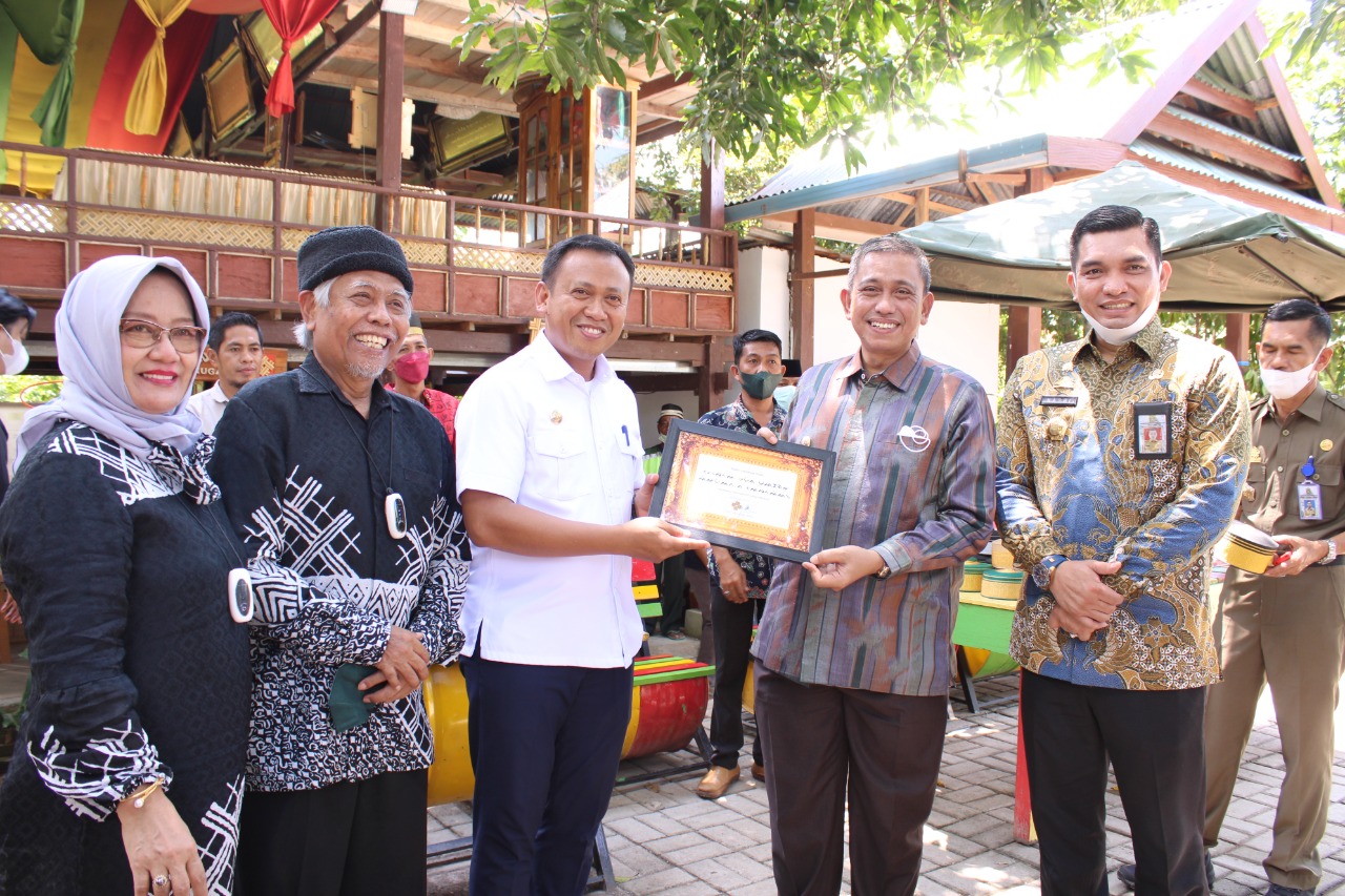 Bupati Takalar Syamsari Kitta bersama Bupati Wajo Amran Mahmud di Balla Barakka, Galesong, Kamis 21 Oktober 2021. (Ist)