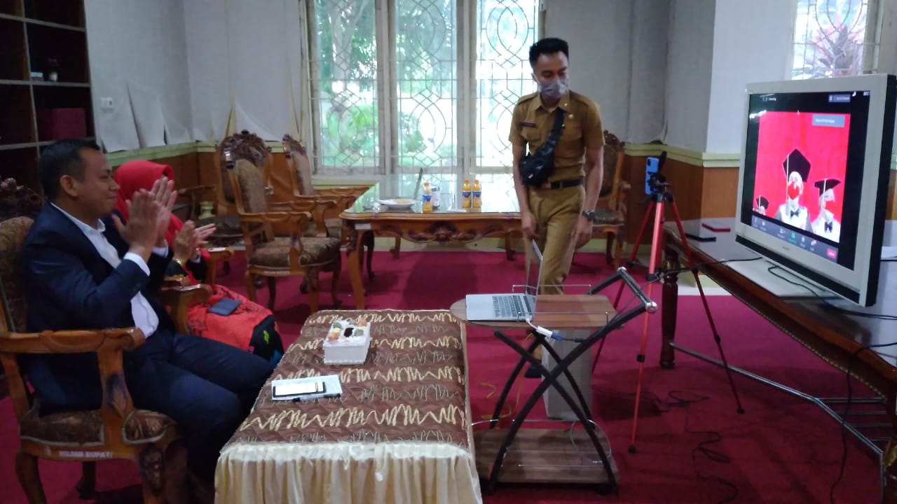 Bupati Takalar Syamsari Kitta bersama istri menyaksikan wisuda lewat virtual, Selasa 23 Juni 2020. (Ist)