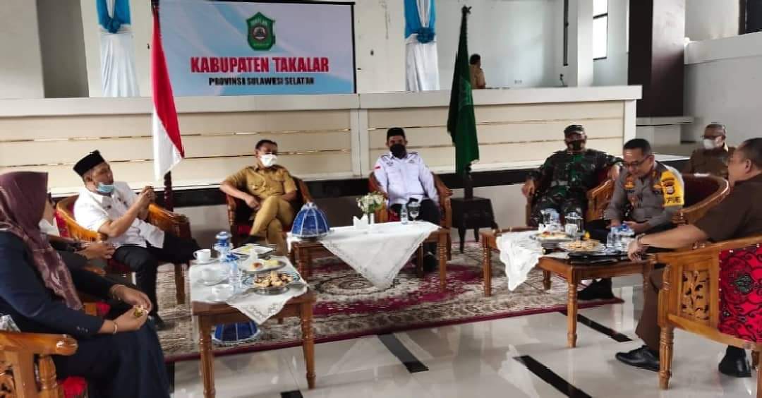 Bupati Takalar Syamsari Kitta bersama Forkopimda berbincang santai sebelum mengikuti rapat koordinasi via video conferens (vidcon) bersama Presiden Jokowi, Senin 17 Mei 2021. (Ist) Bupati Takalar Syamsari Kitta bersama Forkopimda berbincang santai sebelum mengikuti rapat koordinasi via video conferens (vidcon) bersama Presiden Jokowi, Senin 17 Mei 2021. (Ist)