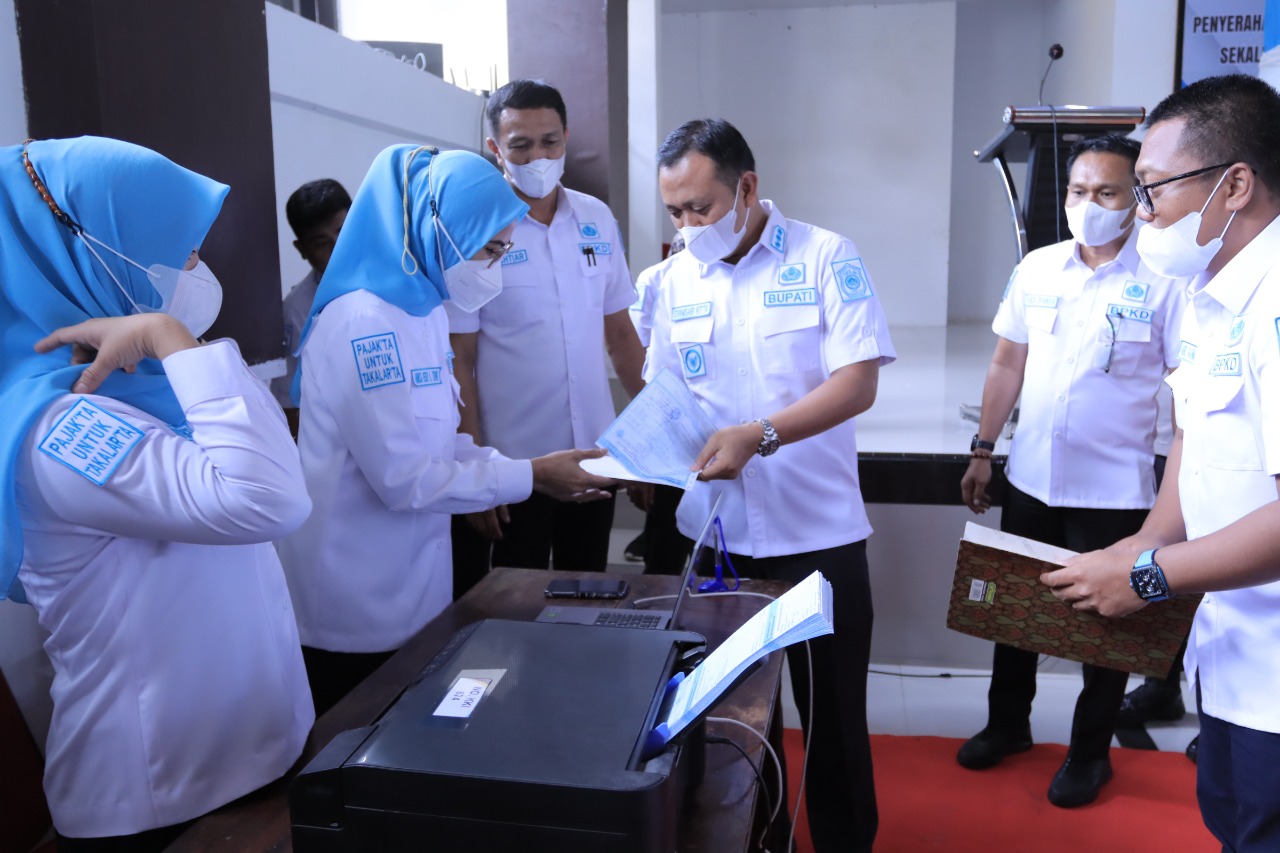 Bupati Takalar Syamsari Kitta di sela penyerahan DHKP, SPPT PBB-P2 dan pekan panutan pembayaran PBB-P2 tahun 2022 di Baruga I Manindori, Kantor Bupati Takalar, Kamis 31 Maret 2022. (Ist).jpg