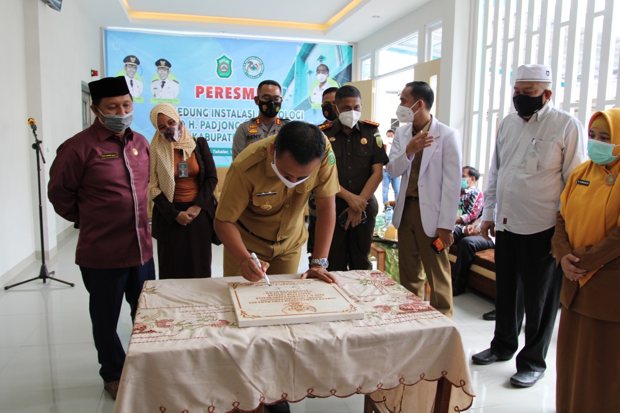 Bupati Takalar Syamsari Kitta didampingi Ketua DPRD Takalar Darwis Sijaya meresmikan gedung baru di RSUD Haji Padjonga Daeng Ngalle, Senin 11 Januari 2021. (Ist)