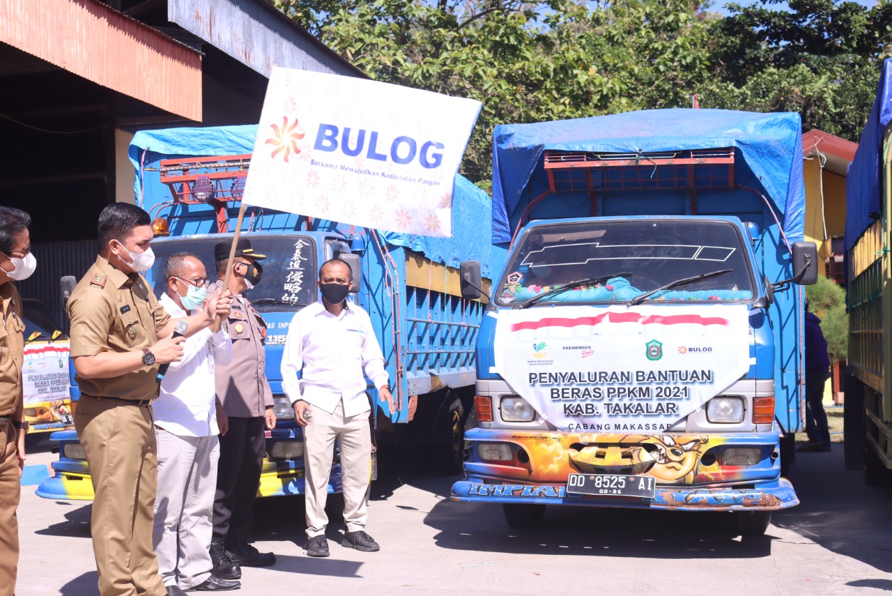 Bupati Takalar Syamsari Kitta diwakili Plt Sekda Takalar H. Muhammad Hasbi menyalurkan bantuan beras PPKM 2021, Senin 26 Juli 2021. (Ist)