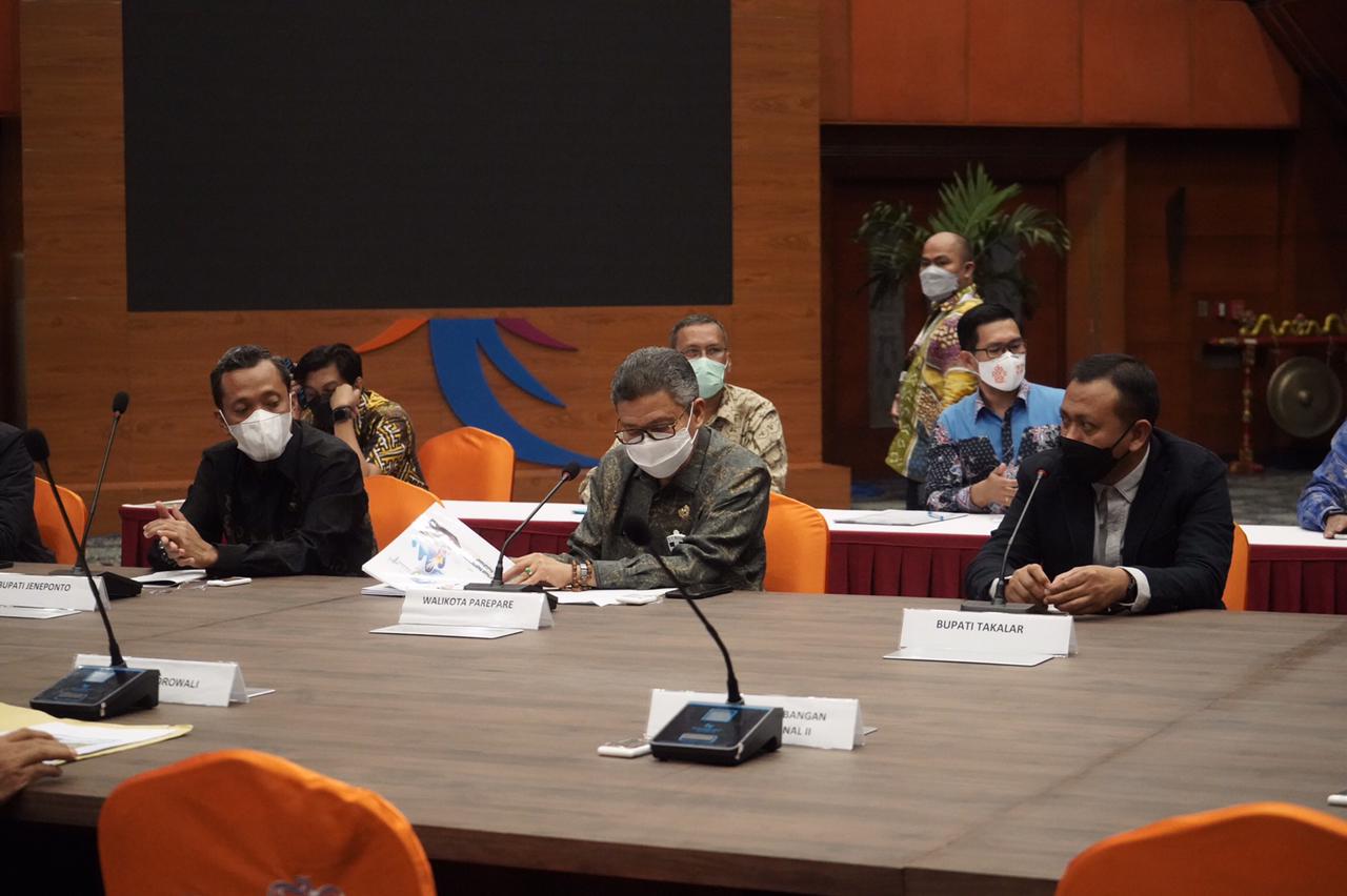 Bupati Takalar Syamsari Kitta (kanan) dan Walikota Parepare Taufan Pawe (tengah) saat persentase di depan Menteri Pariwisata Sandiaga Uno, Rabu 14 April 2021. (Ist)