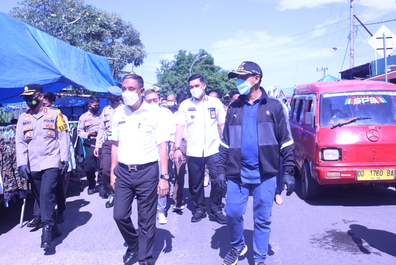 Bupati Takalar Syamsari Kitta melakukan operasi pendisiplinan prokes di pasar, Rabu 14 Juli 2021. (Ist)